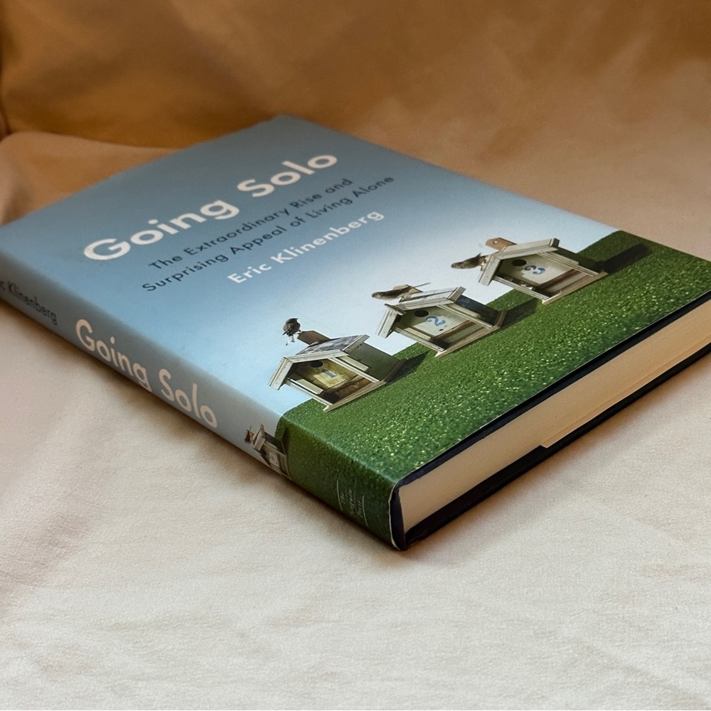 Going Solo by Eric Klinenberg | Sociology, Non-fiction | Hardcover Book - Picture 3 of 8